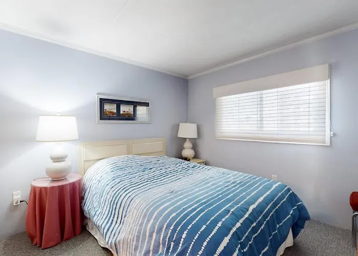 Ocean Block With Balcony Side Ocean View Ac Wifi & Shared Pool